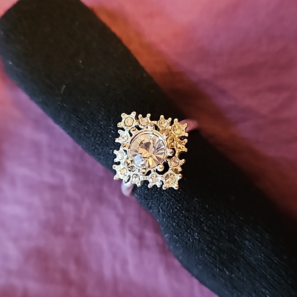 Avon Sparkly Silvertone Faux Diamond CZ Snowflake Statement Ring Size 8